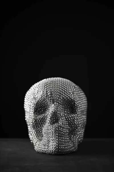 Primer Plano Cráneo Brillante Sobre Una Superficie Gris Oscura Sobre — Foto de Stock