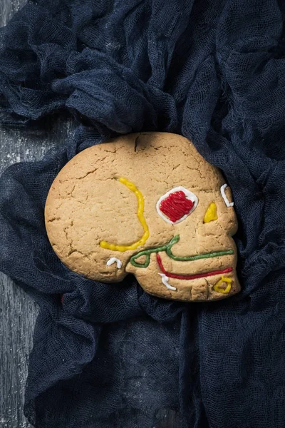 Hoge Hoekmening Van Een Zelfgemaakte Schedel Vormige Cookie Voor Halloween — Stockfoto