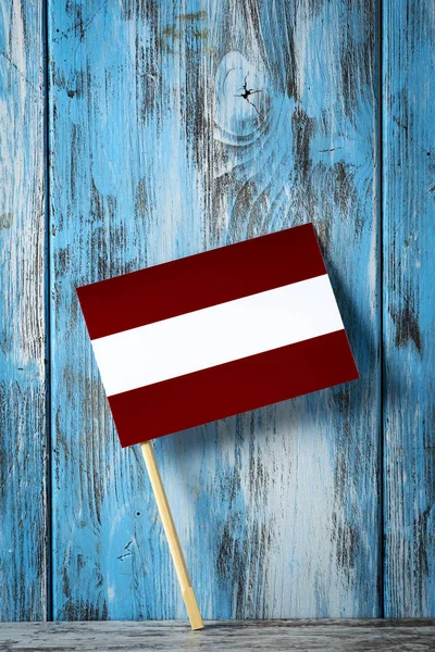 Una Pequeña Bandera Austria Sobre Palo Sobre Fondo Rústico Madera — Foto de Stock