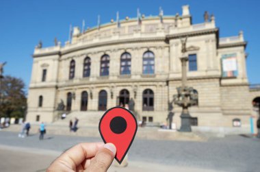 Rudolfinum Prag, Çek Cumhuriyeti, Çek Filarmoni Orkestrası koltukta bina işaret eden elinde kırmızı bir marker ile genç bir beyaz adam closeup