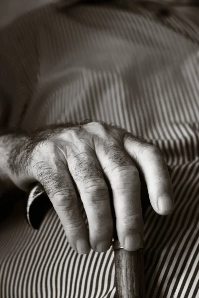 Nahaufnahme Der Hände Eines Alten Kaukasischen Mannes Mit Einem Gehstock — Stockfoto