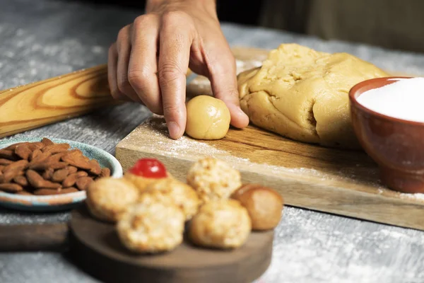 Primer Plano Joven Caucásico Preparando Unos Panellets Comida Dulce Típicamente — Foto de Stock