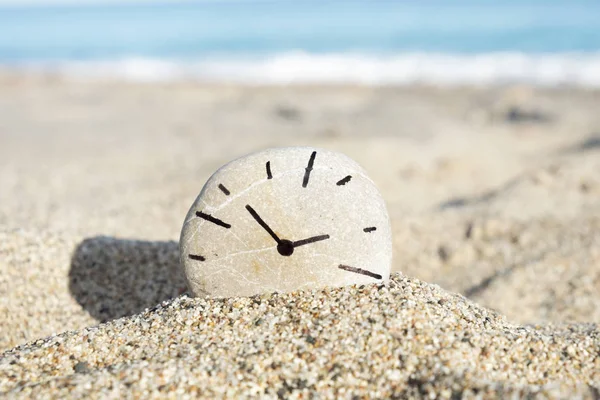 Primer Plano Una Piedra Redonda Con Reloj Dibujado Por Mismo — Foto de Stock