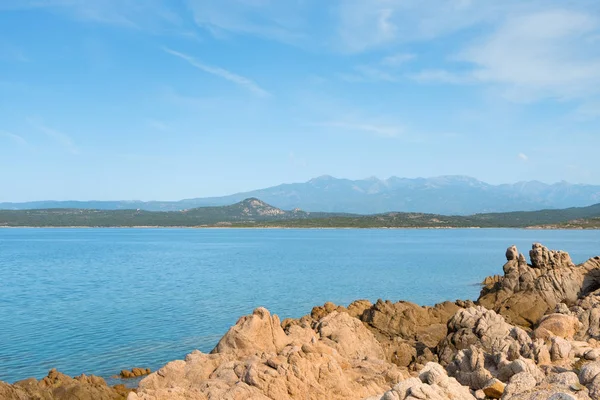 Widok Formacje Skalne Tonnara Południowym Wybrzeżu Korsyki Francja Spokojnym Morzem — Zdjęcie stockowe