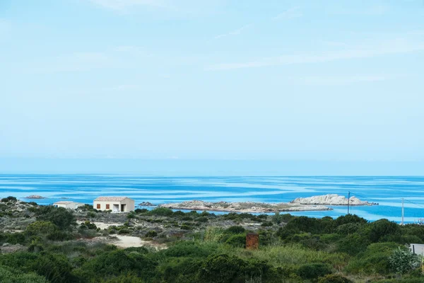 バック グラウンドで穏やかな地中海でのフランス コルシカ島の南海岸に トンナーラのビューを配置します — ストック写真
