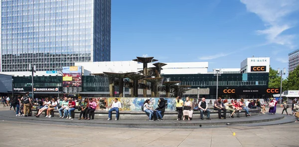 Berlino Germania Maggio 2018 Veduta Sulla Piazza Alexanderplatz Affollata Piazza — Foto Stock