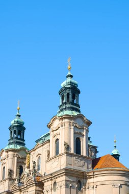 Aziz Nicholas Kilisesi Stare Mesto Prag, Çek Cumhuriyeti, mavi gökyüzü karşı üst bölümünde closeup