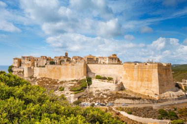Bonifacio, Corse, France, pitoresk Kalesi Akdeniz'de arka plan ile bir burnun tepesinde bir görünümünü