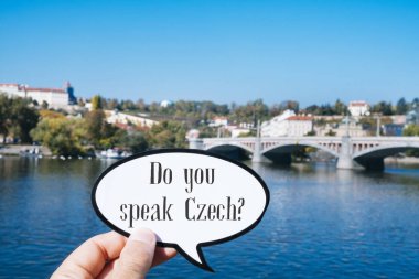 tatlı genç bir beyaz adam, Prague, Çek Cumhuriyeti için Vltava Nehri yanındaki yazılı çek konuşmak bir konuşma balonu soru do ile gösterilen El