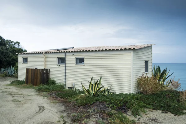 一个移动的家的特写镜头在一个营地 Nex 到海滩 与海的背景 — 图库照片