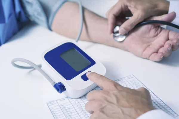 白いコートでの白人医師男のクローズ アップは 血圧計と年配の白人患者男性の血圧を測定 — ストック写真