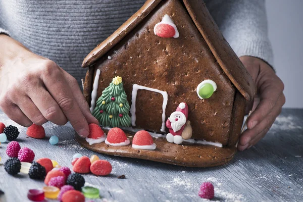 Primo Piano Giovane Caucasico Che Una Casa Pan Zenzero Fatta — Foto Stock