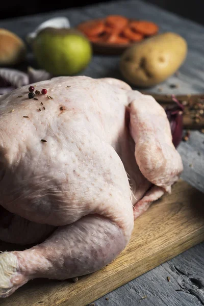 Primo Piano Una Tavola Rustica Legno Piena Ingredienti Preparare Tacchino — Foto Stock