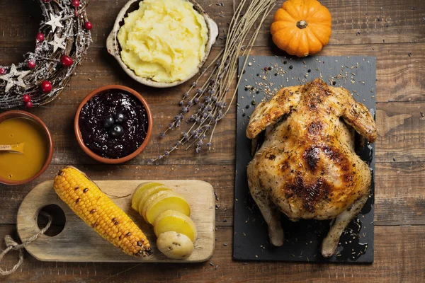 Alto Angolo Vista Tacchino Arrosto Posto Tavolo Legno Rustico Accanto — Foto Stock