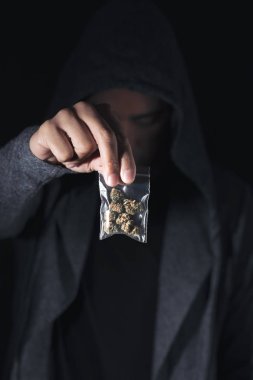 Biraz esrar tomurcukları elinde bir plastik torba ile genç bir beyaz adam closeup