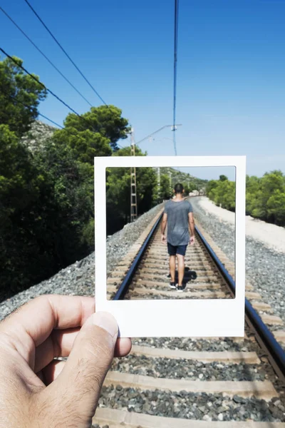 Beyaz Kartondan Çerçeve Çerçeveleme Tarafından Demiryolu Yürüyen Arkadan Görülen Başka — Stok fotoğraf