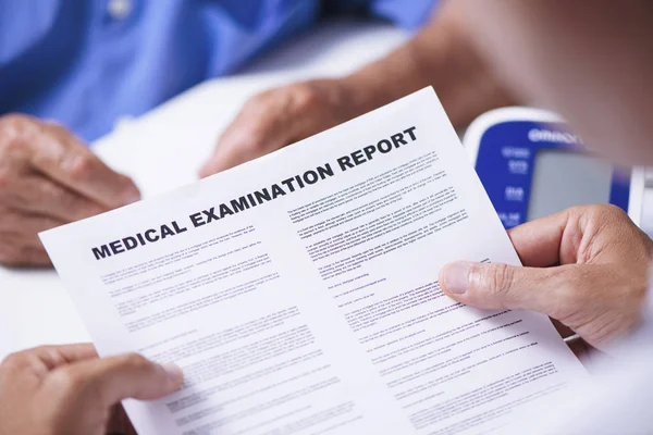 Close Homem Médico Caucasiano Lendo Relatório Exame Médico Homem Paciente — Fotografia de Stock