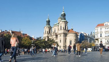 Prague, Çek Cumhuriyeti - 14 Ekim 2018: ünlü Prag Eski Şehir Meydanı, Çek Cumhuriyeti'nde arka planda Aziz Nikolaos Kilisesi ile üzerinden bir görünüm