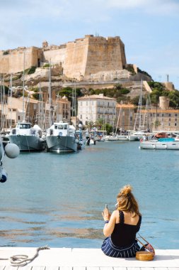 Bonifacio, Fransa - 19 Eylül 2018: Bir turist olarak bağlantı noktası Bonifacio Boğazı, Corse, Fransa, şehrin üst kısmında bir burnun arka planda ünlü Kalesi ile fotoğraf çeker