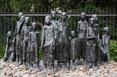 Berlin, Almanya - 27 Mayıs 2018: Heykel grubu Judische Opfer des Faschismus, Berlin, Almanya, faşizm Yahudi kurbanları için bir anıt anıt Yahudi mezarlığında bir görünüm
