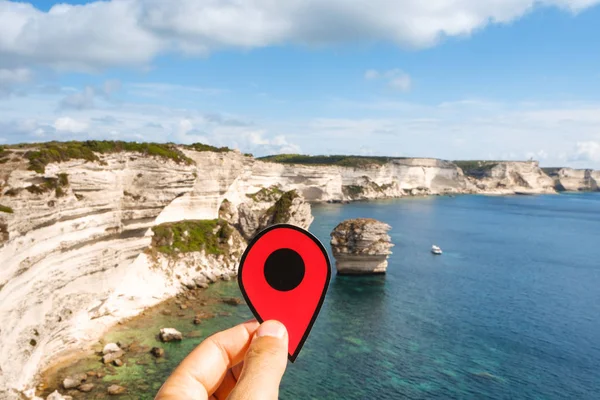 Akdeniz Bonifacio Corse Fransa Üzerinden Uçuruma Kırmızı Kalem Tutan Bir — Stok fotoğraf
