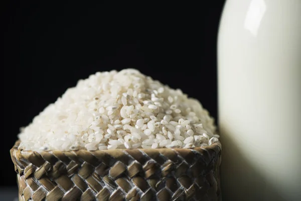 Nahaufnahme Eines Korbs Mit Reis Und Einer Glasflasche Mit Reismilch — Stockfoto