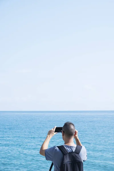 Молодой Кавказский Мужчина Одетый Синюю Футболку Рюкзаком Замеченный Сзади Фотографирующий — стоковое фото