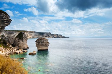 bir görünümü kayalıklarla Akdeniz'de Merkezi ünlü tahıl de Sable deniz yığınında vurgulayarak Bonifacio, Corse, Fransa, üzerinde güzel manzara