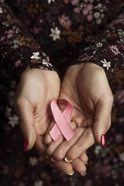 Close Uma Jovem Mulher Caucasiana Com Uma Fita Rosa Suas — Fotografia de Stock