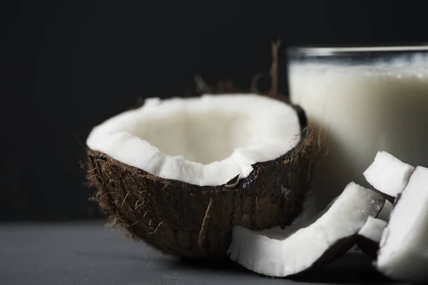Nahaufnahme Einiger Kokosnussstücke Und Eines Glases Kokosmilch Auf Einem Grauen — Stockfoto
