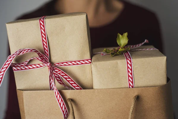 Close Van Een Jonge Kaukasische Vrouw Houdt Van Een Papieren — Stockfoto