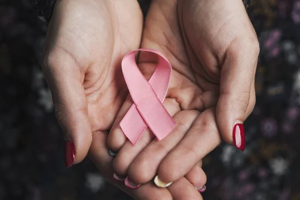 一个年轻的高加索妇女与粉红色的丝带在她的手中特写镜头 乳腺癌的意识 — 图库照片