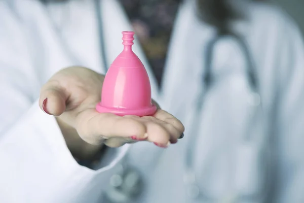 特写镜头的一个年轻的高加索医生妇女与粉红色的月经杯在她的手 — 图库照片