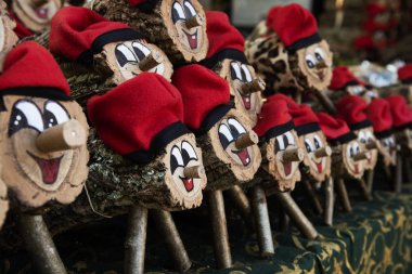 bazı el yapımı tio de nadal, catalonia, İspanya, bir tipik Noel karakter bir Noel pazarda satışa