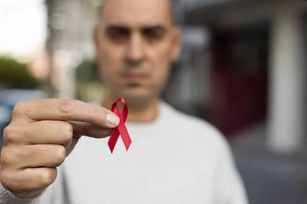 Närbild Ung Man Med Röd Awareness Ribbon För Kampen Mot — Stockfoto