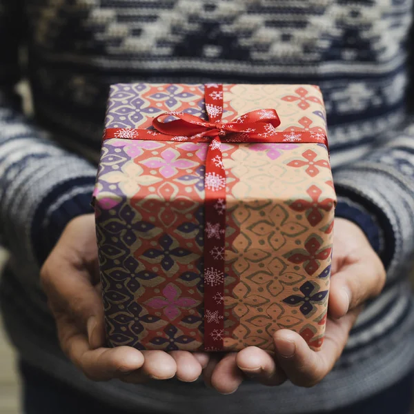 Nahaufnahme Eines Jungen Kaukasischen Mannes Der Ein Geschenk Den Händen — Stockfoto