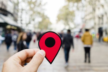 Popüler Las Ramblas Barcelona, İspanya içinde kırmızı bir marker ile genç bir beyaz adamın elini closeup