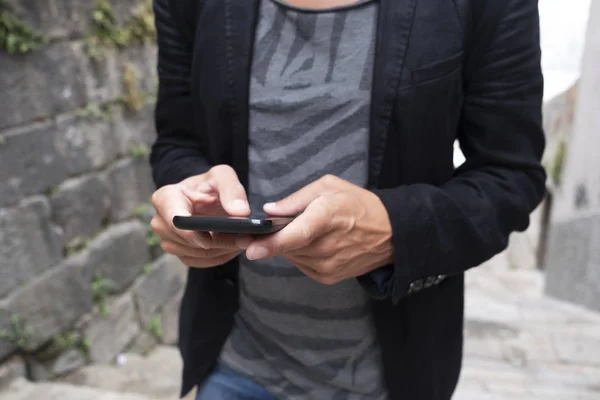 Close Jovem Caucasiano Vestindo Olhar Casual Inteligente Usando Smartphone Uma — Fotografia de Stock