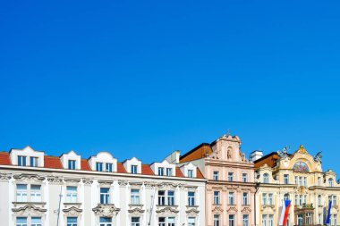 Prag'ın eski şehir, Çek Cumhuriyeti'nde bazı eski binalar ile mavi gökyüzüne boş bir alanda üst bölümünde closeup