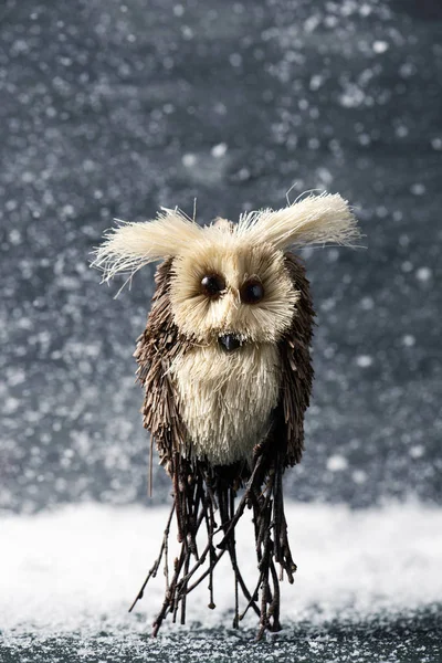 Närbild Hemmagjord Owl Formade Prydnad Mot Grå Backgoumd Medan Snöar — Stockfoto