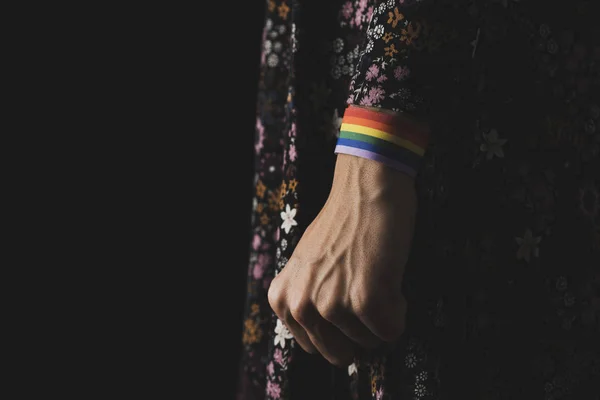 Frau mit Regenbogenschleife am Handgelenk — Stockfoto