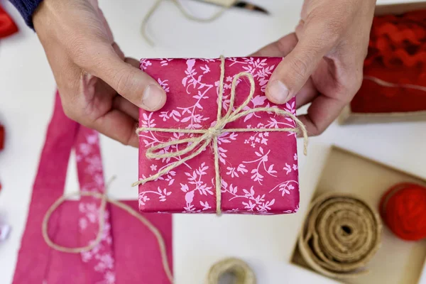 Hög Vinkel Syn Ung Kaukasiska Man Med Fin Present Handen — Stockfoto