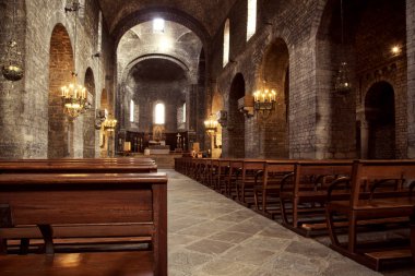 Rıpoll, İspanya - 28 Aralık 2017: Tarihi manastır, Santa Maria de Rıpoll, önemli bir dönüm noktası, İspanya Kilisesi'nin iç görünüm