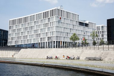 Berlin, Almanya - 28 Mayıs 2018 yılına: Pwc karargahı, Berlin, Almanya bir manzara. Pricewaterhousecoopers, PwC çalışan bir çok uluslu profesyonel hizmetler ağ şirketidir