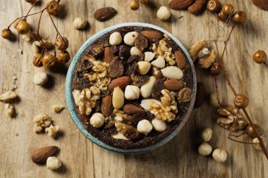 bir pan de higos, incir, genellikle yenen Noel zamanında yapılmış bir İspanyol yiyecek yüksek açı bakış farklı fındık, ahşap bir masa ile tepesinde