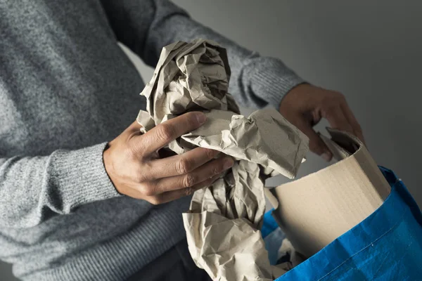 Zbliżenie Młodego Człowieka Rzucając Piłkę Papieru Papieru Tektury Kosza — Zdjęcie stockowe