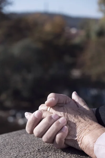 Primo Piano Giovane Uomo Caucasico Che Tiene Mano Una Vecchia — Foto Stock