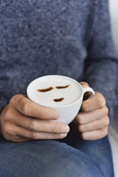 Zbliżenie Młody Człowiek Kaukaski Siedząc Kanapie Lub Fotelu Filiżankę Cappuccino — Zdjęcie stockowe