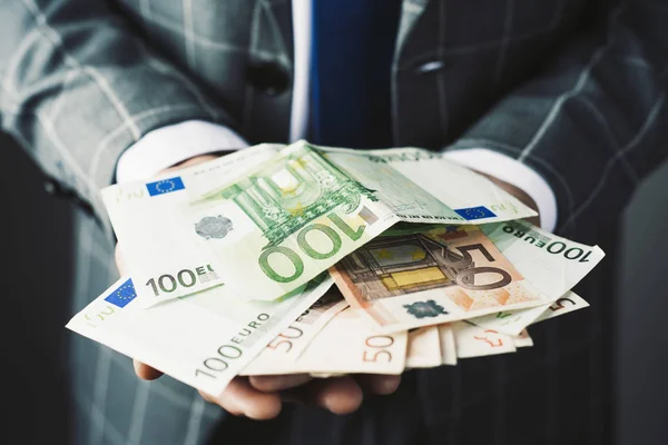 Euro Banknot Elinde Bir Avuç Zarif Bir Gri Takım Elbise — Stok fotoğraf