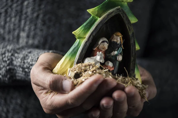 神圣的家庭 孩子耶稣 圣母玛利亚和圣约瑟夫 在一个年轻的白种人手中 — 图库照片